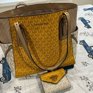 Beautiful Michael Kors tote bag and matching wallet!